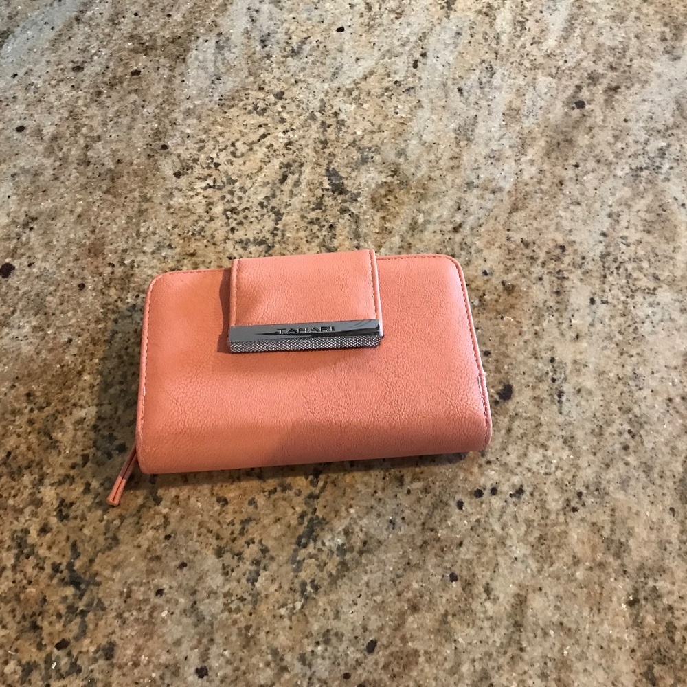 Tahari Wallet